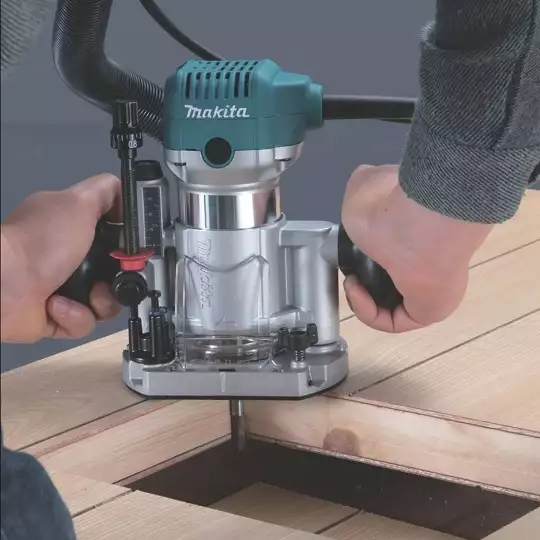 uniwersalna górnowrzecionowa frezarko - wycinarka 710W, Makita [RT0702CX2J]