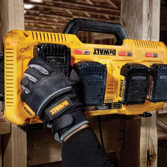 ładowarka z 4 portami, 8A XR Li-Ion, DeWalt [DCB104] 