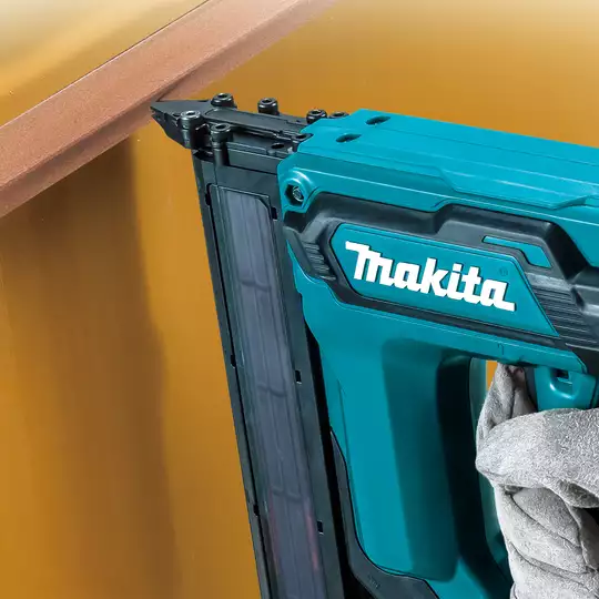 akumulatorowa sztyfciarka 15-35mm, 18V Li-Ion 2x3,0Ah Makita [DFN350RFJ]