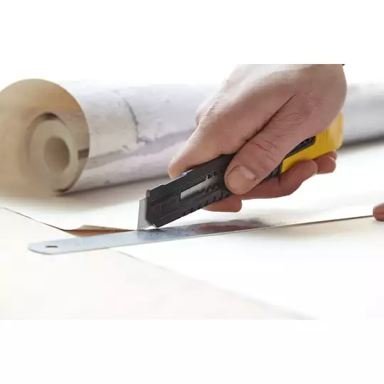 Nóż z wymiennym ostrzem łamanym 18mm Stanley [0-10-151]