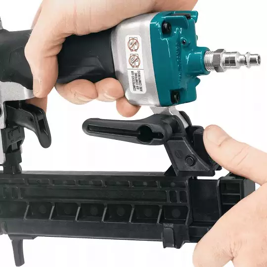 zszywacz pneumatyczny na zszywki 13-38 x 5,7mm Makita [AT638A]