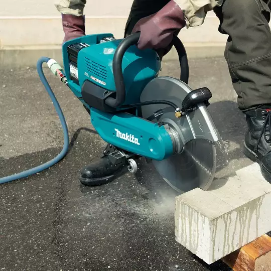 akumulatorowa przecinarka tarczowa 355mm do cięcia na sucho i mokro, 2x40V (80V) max XGT Li-Ion Makita [CE001GZ] + 2 tarcze gratis