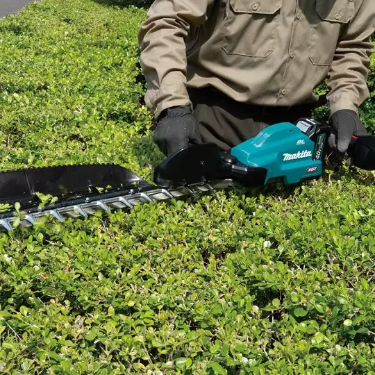 akumulatorowe nożyce do żywopłotu z listwą na ścinki, 40V max, długość ostrza 60 cm, Makita [UH013GZ] Li-Ion, XGT