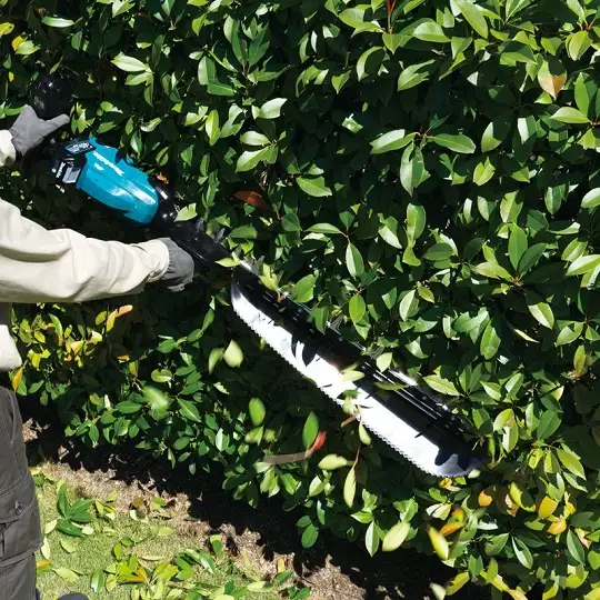 akumulatorowe nożyce do żywopłotu z listwą na ścinki, 40V max, długość ostrza 75 cm, Makita [UH014GZ] Li-Ion, XGT