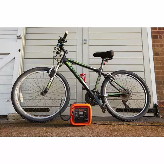 sprężarka / pompka, zasilana z gniazda zapalniczki samochodowej 12V, Black+Decker [ASI400-XJ]