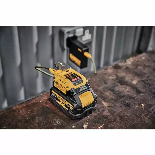 wielonapięciowy adapter USB do akumulatorów XR Li-Ion 10,8V 14,4V 18V DeWalt [DCB090-XJ] (1)