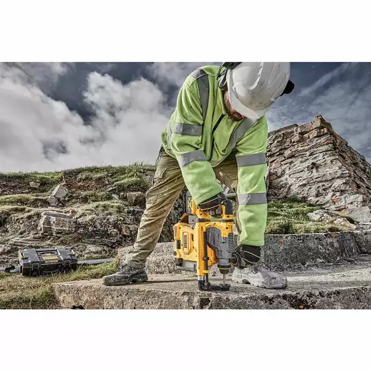 zintegrowany system odsysania pyłu do młotowiertarek SDS+ DeWalt [D25303DH-XJ]