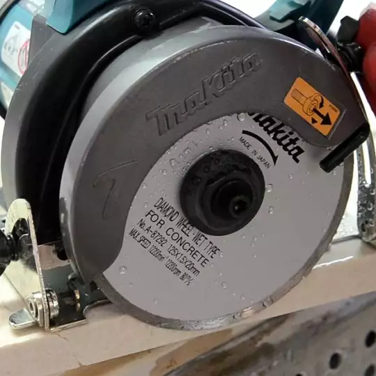 przecinarka ręczna z tarczą diamentową 125mm do glazury, marmuru, granitu, do cięcia na mokro, 860W, Makita [4101RH]