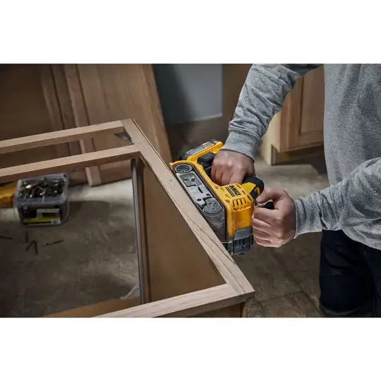 Akumulatorowa szlifierka taśmowa typu czołg, 75x533mm, 18V Li-Ion 2x5.0Ah, DeWalt [DCW220P2-QW]