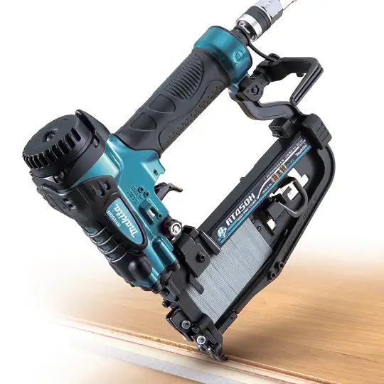 zszywacz pneumatyczny na zszywki 25-50 x 6,35mm, Makita [AT450H]