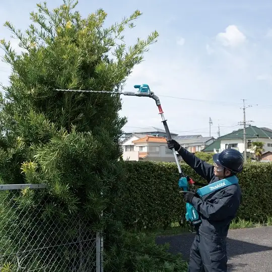 akumulatorowe nożyce do żywopłotu na wysięgniku, 40V max XGT, ostrze 60cm, Makita [UN001GZ]