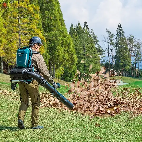 dmuchawa akumulatorowa 36V-40V max, Makita [UB002CZ02] zasilana z PDC1200