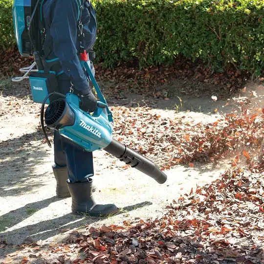 dmuchawa akumulatorowa 36V-40V max XGT, Makita [UB003CZ] zasilana z PDC1200 / PDC1500