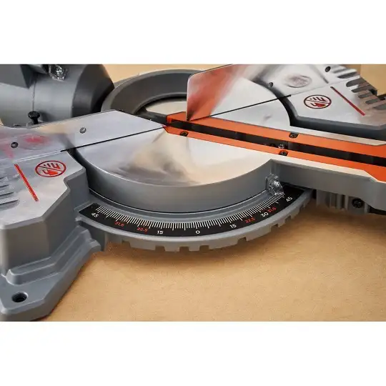 pilarka tarczowa, ukośnica, 216/30mm, 1500W Black+Decker [BES702-QS]