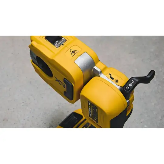 Akumulatorowa przecinarka do rur miedzianych 18V XR DEWALT [DCE154N-XJ]