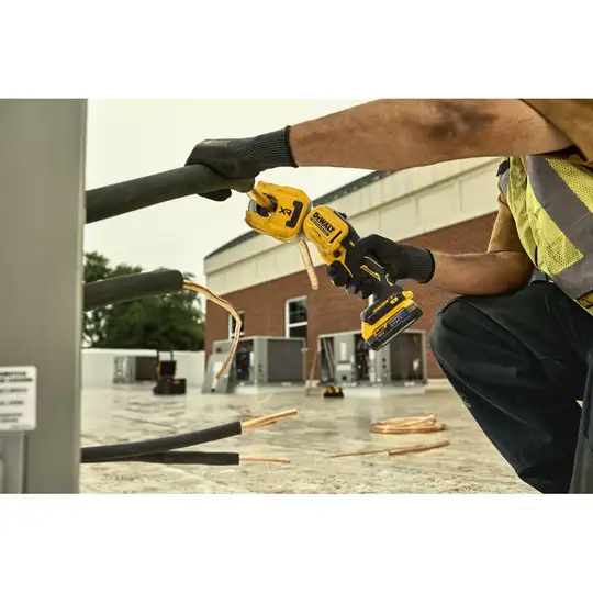 Akumulatorowa przecinarka do rur miedzianych 18V XR DEWALT [DCE154N-XJ]