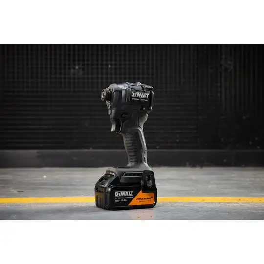 Akumulatorowa zakrętarka udarowa 1/4", 206Nm, 2x5.0Ah, 18V XR, DeWalt [DCF86MP2T-QW] edycja MCLAREN