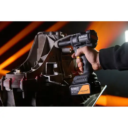 akumulatorowy klucz udarowy 1/2", 406Nm, 2x5.0Ah, 18V XR, DeWalt [DCF92MP2T-QW] edycja MCLAREN