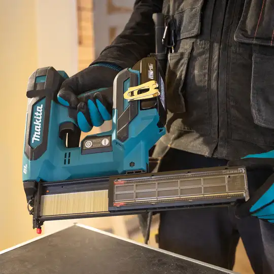 gwoździarka do gwoździ 15-50 mm, 2x5.0Ah, 18V Makita [DBN501RTJ]