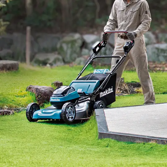 Akumulatorowa kosiarka z napędem, 53cm, 2x18V, 70l, Makita [DLM540Z]