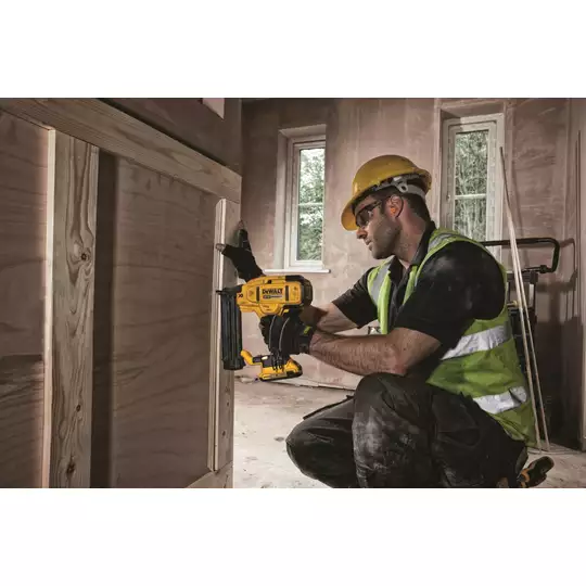 akumulatorowa gwoździarka do wykończeń 18V Li-Ion 2x2,0Ah DeWalt [DCN680D2]