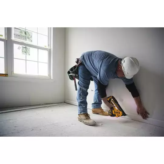 akumulatorowa gwoździarka do wykończeń 18V Li-Ion 2x5,0Ah DeWalt [DCN650P2]
