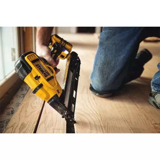 akumulatorowa gwoździarka do wykończeń 18V Li-Ion 2x5,0Ah DeWalt [DCN650P2]