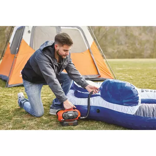 kompresor samochodowy / pompka do materaca, zasilany z akumulatora 18V, sieci 230V, z gniazda zapalniczki samochodowej 12V, Black+Decker [BDCINF18N]