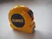 Zgarnij miarę z logo DEWALT